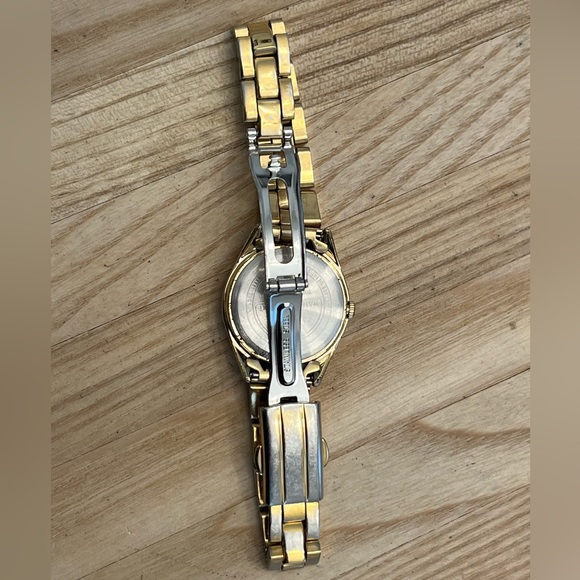 Timex Ladies Watch Indiglo Pearlescent Dial Gold Tone Bracelet Date Window - Picture 8 of 11